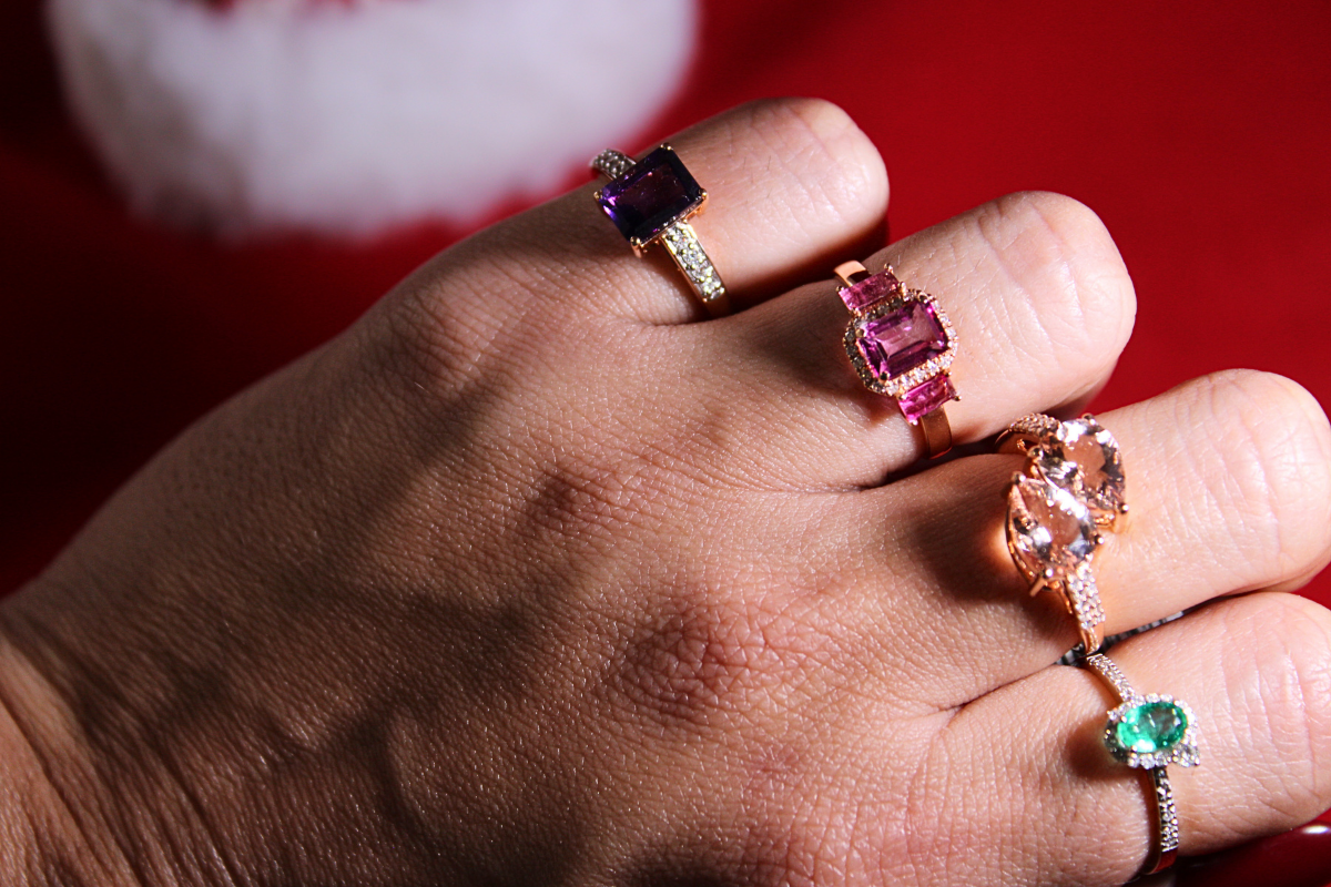 Conjunto de anillos en mano