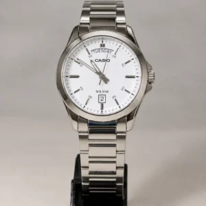 Reloj de acero para hombre Casio con esfera blanca, día y fecha (50 m)