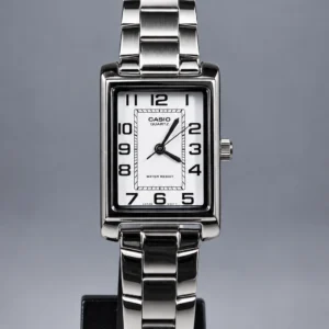 Reloj de acero rectangular para mujer Casio con números arábigos