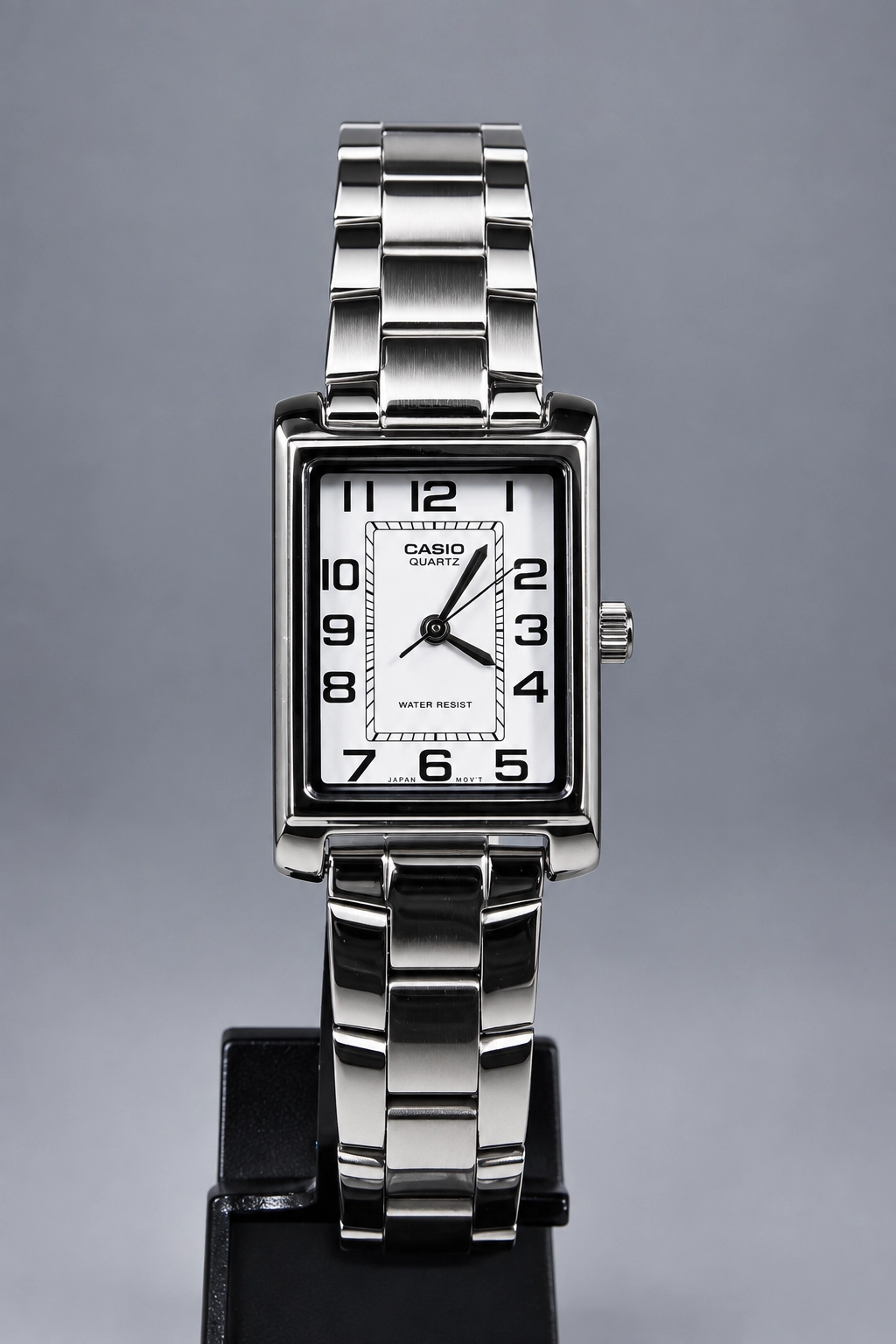 Reloj de acero rectangular para mujer Casio con números arábigos