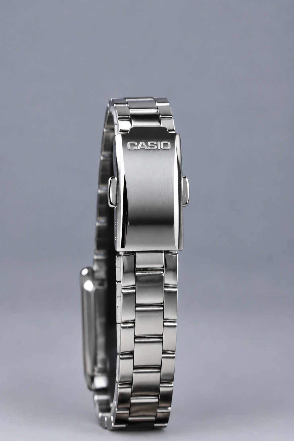 Reloj de acero rectangular para mujer Casio con números arábigos - Imagen 2
